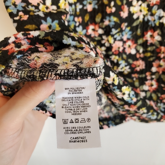 NEW LOFT Colorful Black Floral Print Short Puff Sleeve Crewneck Blouse sz XXS - Picture 8 of 8